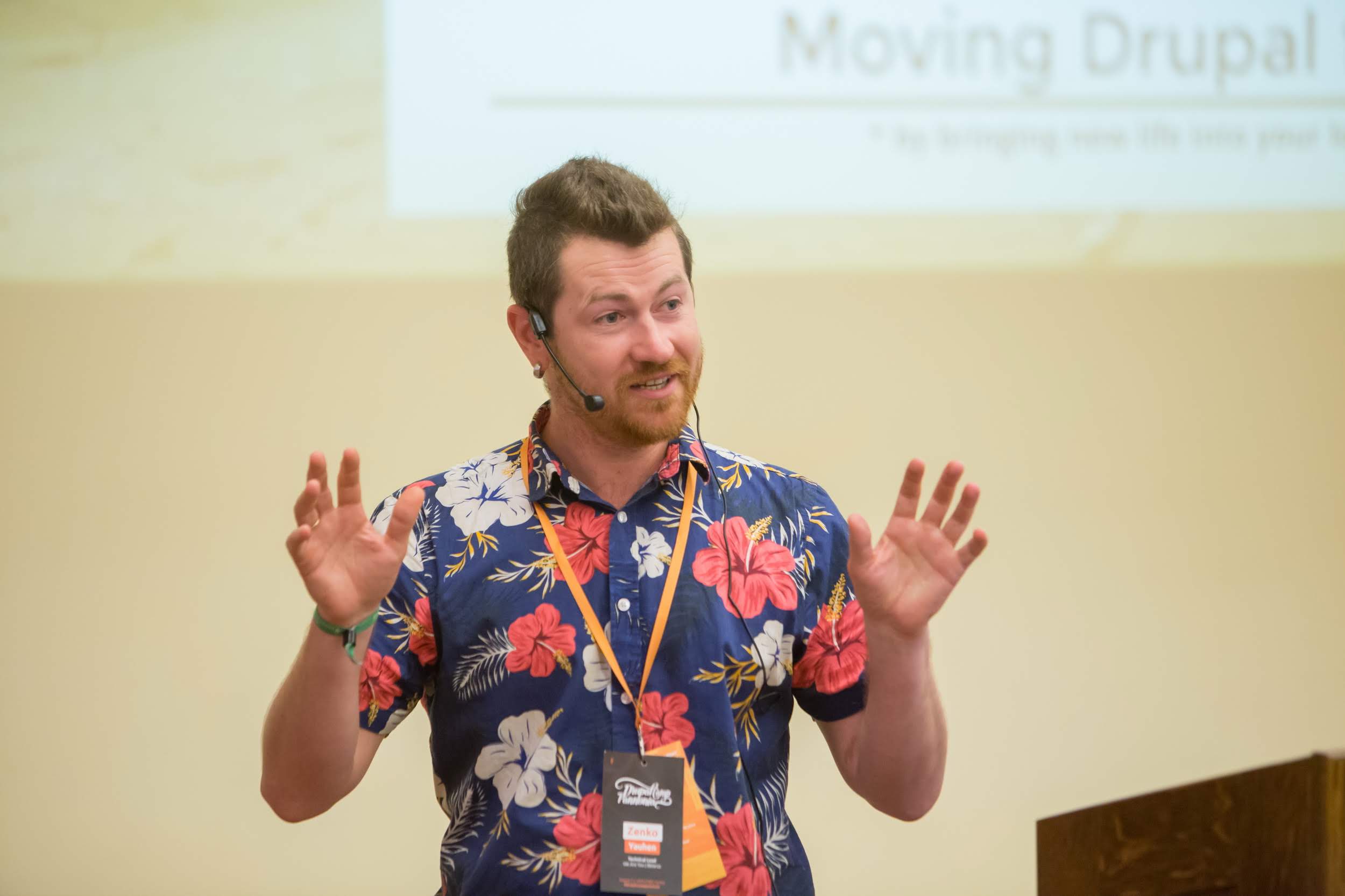Yuahen talks about local communities at his session in DrupalCamp Pannonia - Photo by Zoran "Zox Studio" Vukmanov