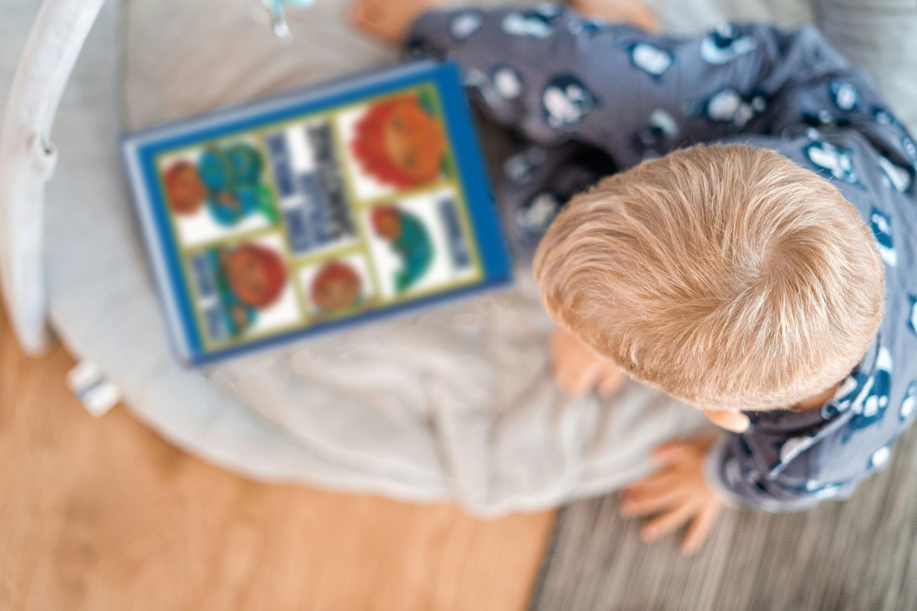 Kid reading a book published by Oetinger