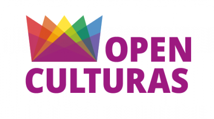 Logo von OpenCulturas: Links: 5 Dreiecke in verschiedenen Winkeln mit gemeinsamer Grundlinie ergeben die Form einer Krone. Die Dreiecke haben die Farben rot, orange, gelb, grün, blau. Die Schnittmenge aller Dreiecke ist brombeerfarben. Rechts daneben: brombeerfarbener Schriftzug Open Culturas in zwei Zeilen.