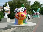Nanas of Niki de Saint Phalle at Leibnizufer in Hannover (Source: http://commons.wikimedia.org/wiki/File:Hannover_nanas1.jpg)